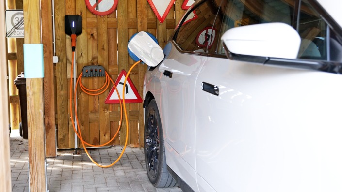 Christensen_Service_E-Wallboxen_Hausanschluss_08_800 Mit Christensen E-Mobilität sichern Sie sich Ihre Wallbox am eigenen Haus.